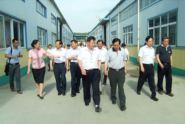 河南省人大常委會民族僑務、外事工作委員會主任李清樹到我公司參觀指導工作